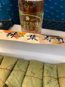 行きの新幹線で食べた柿の葉寿司